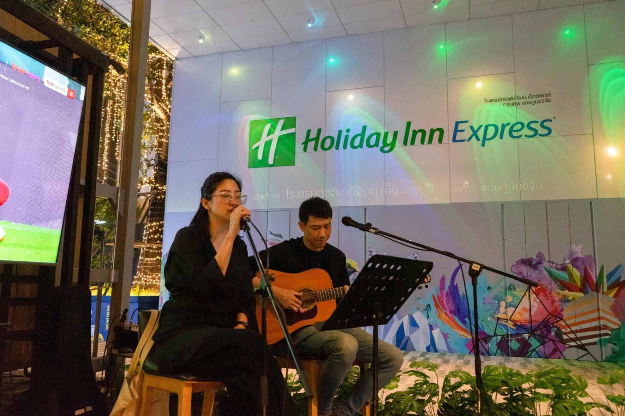 Holiday Inn Express Bangkok Soi Soonvijai By Ihg 外观 照片