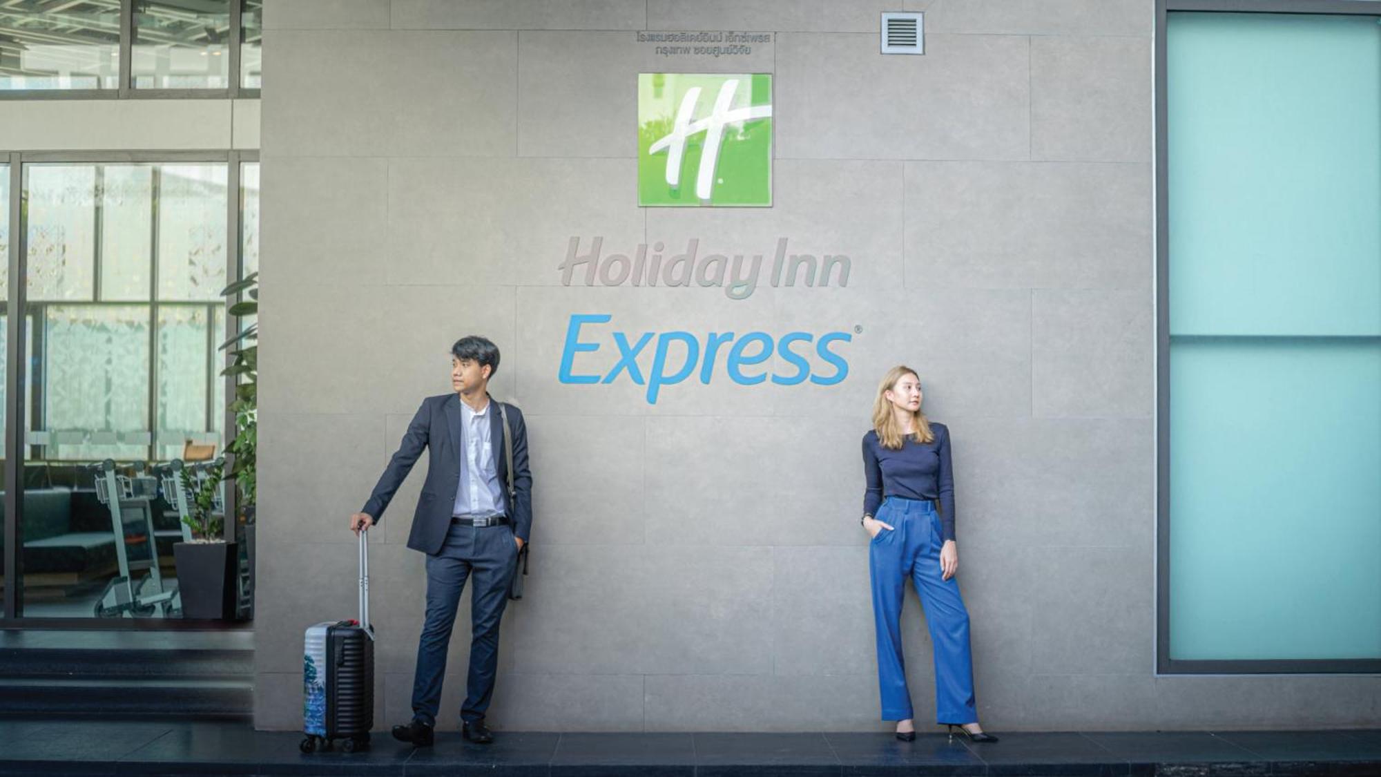 Holiday Inn Express Bangkok Soi Soonvijai By Ihg 外观 照片